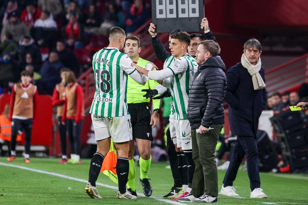Alcedo, a la derecha, junto a Adrián Fuentes en su ingreso al Granada-Córdoba CF.