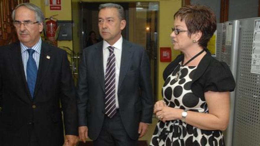 Salud Gil, junto al presidente canario, Paulino Rivero. i QUESADA