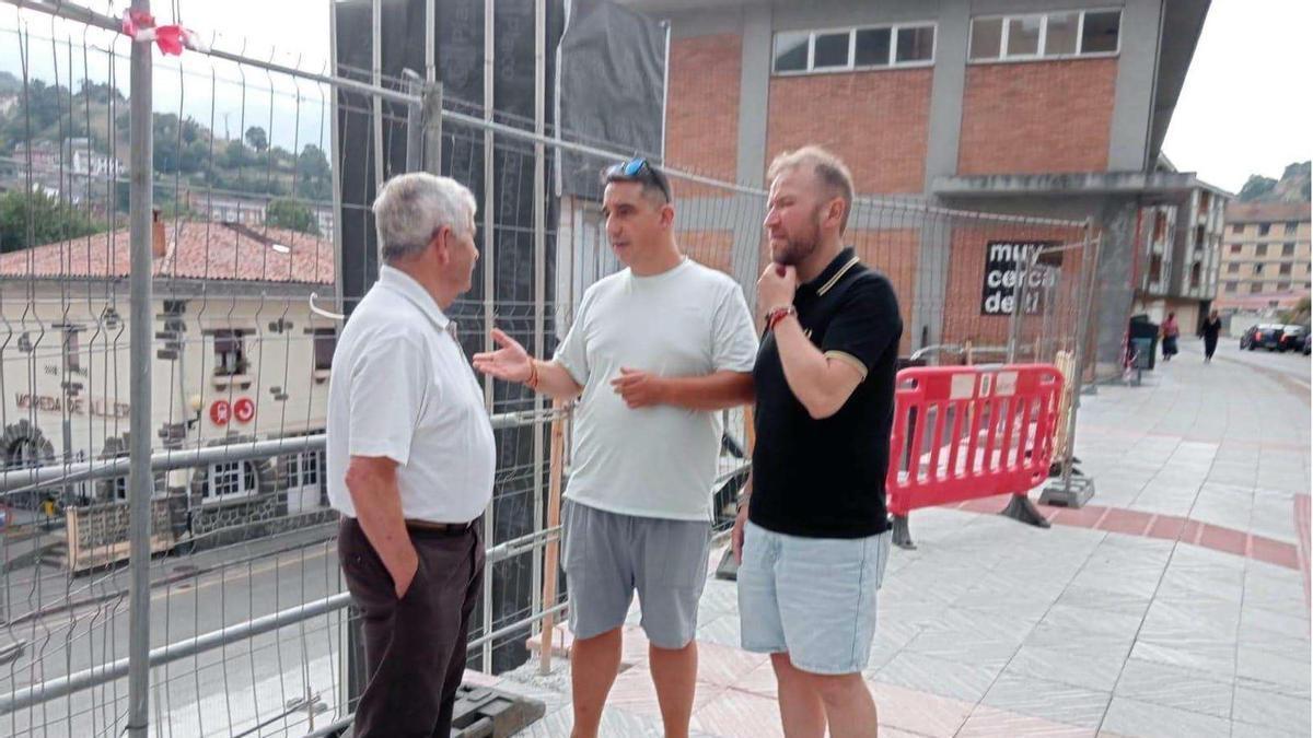 El concejal Héctor Teijeiro, en el centor, con Juan Sutil, presidente del PP allerano a su derecha.