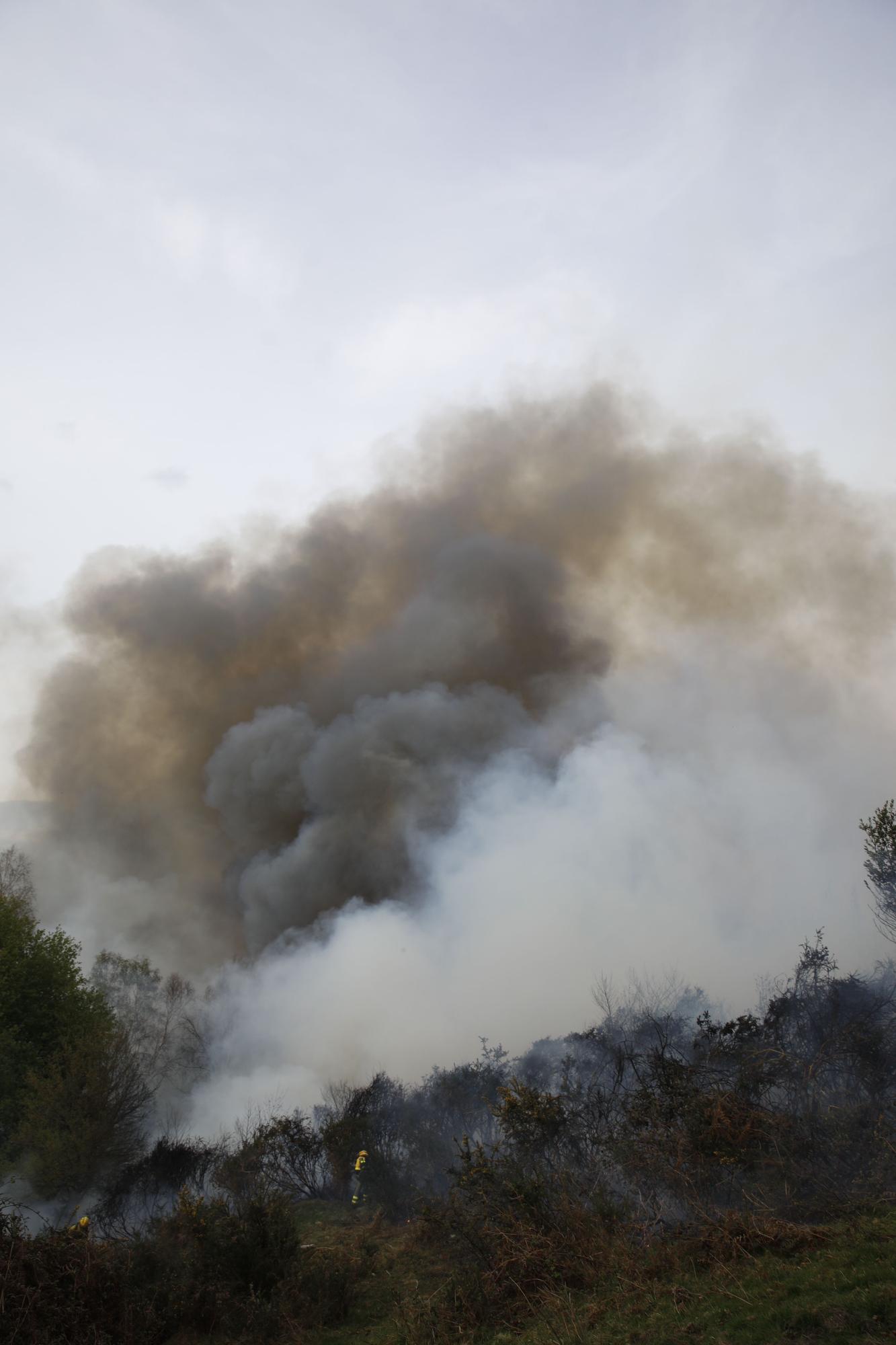 La lucha contra el fuego en el incendio entre Nava y Piloña