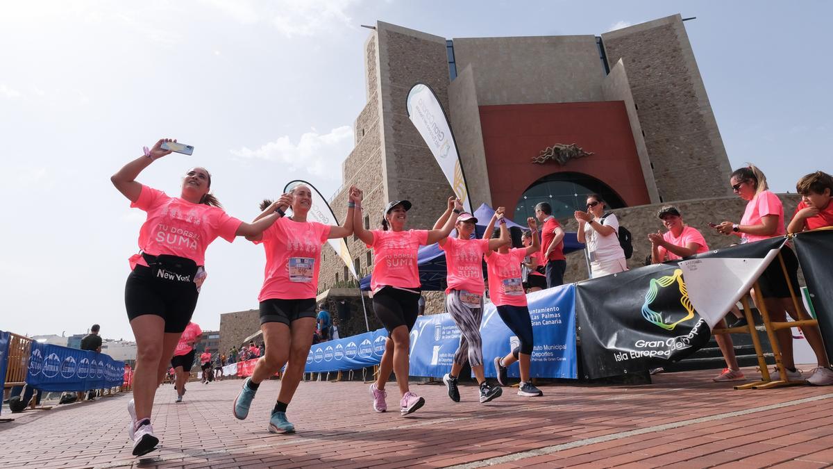 Un grupo de mujeres corren unidas de la mano durante la edición del año pasado de la Carrera de la Mujer