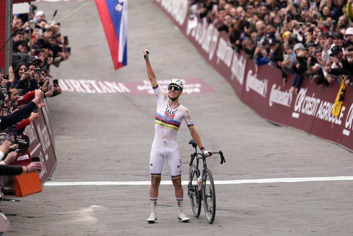 Tadej Pogacar celebra la victoria en la plaza del Campo de Siena.