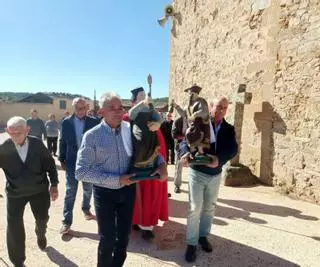 Más de cuatro siglos de fervor en el pueblo de Zamora que lleva los santos "al cuello"