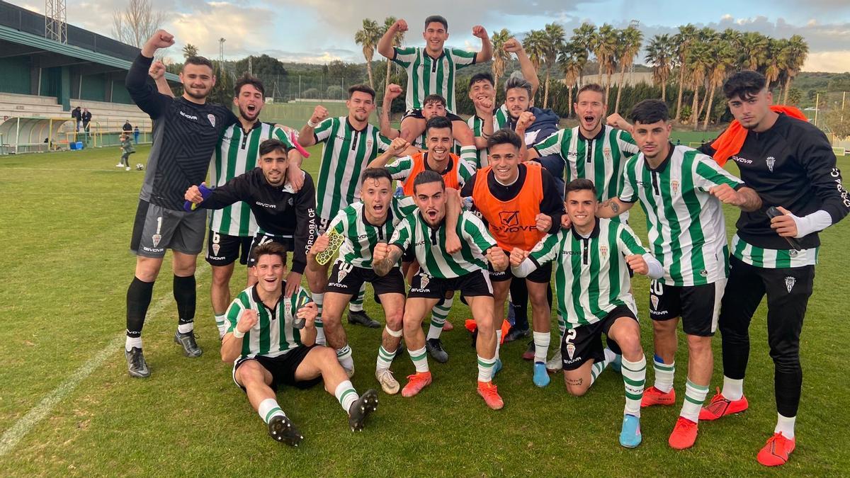 Los jugadores del Córdoba B celebran la victoria en Los Barrios.