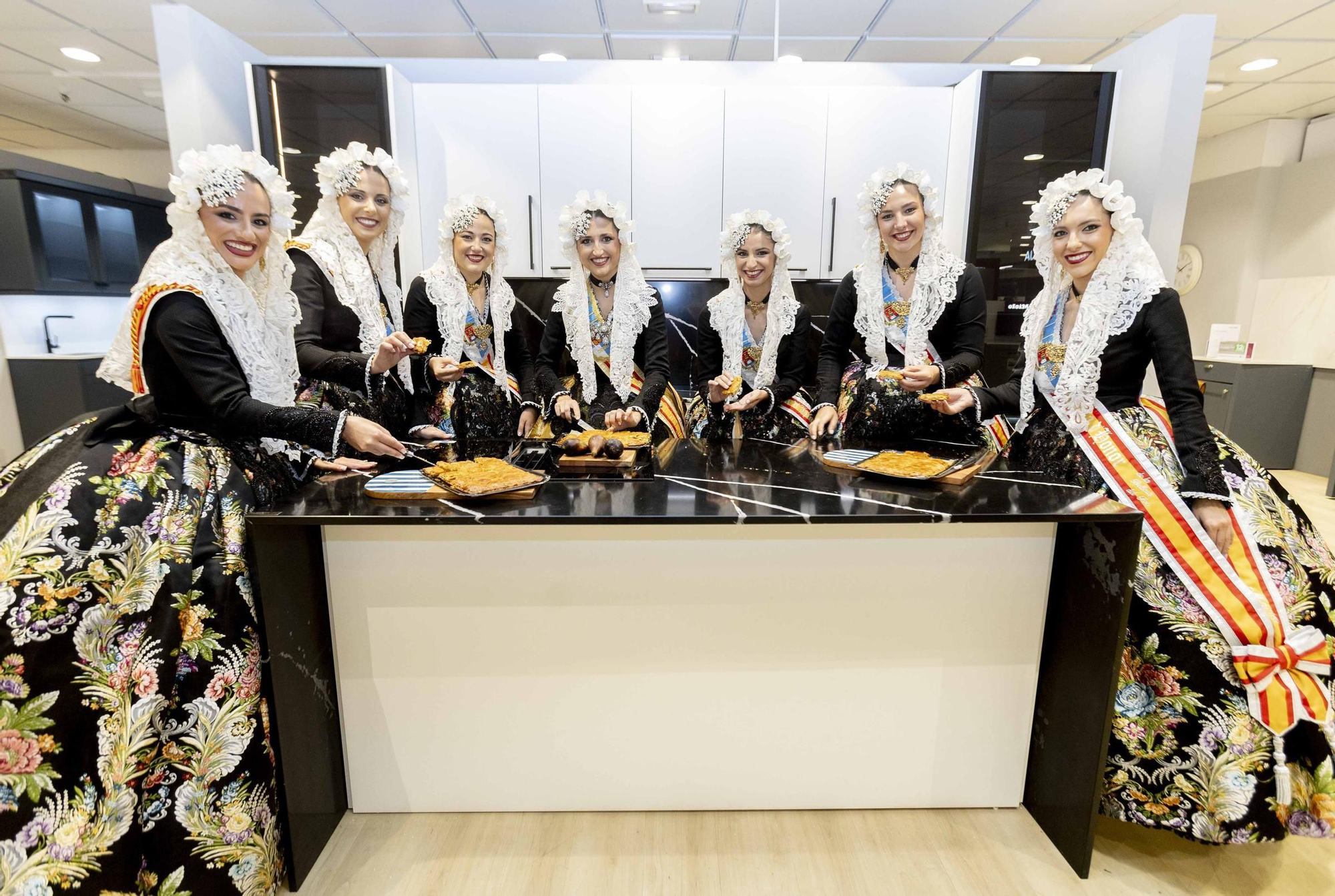 La Bellea del Foc y sus damas de honor cocinan la Fiesta a fuego lento