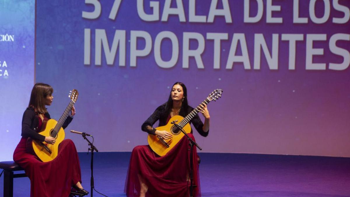 Las guitarristas Isabel Martínez y Paola Requena. | RAFA ARJONES