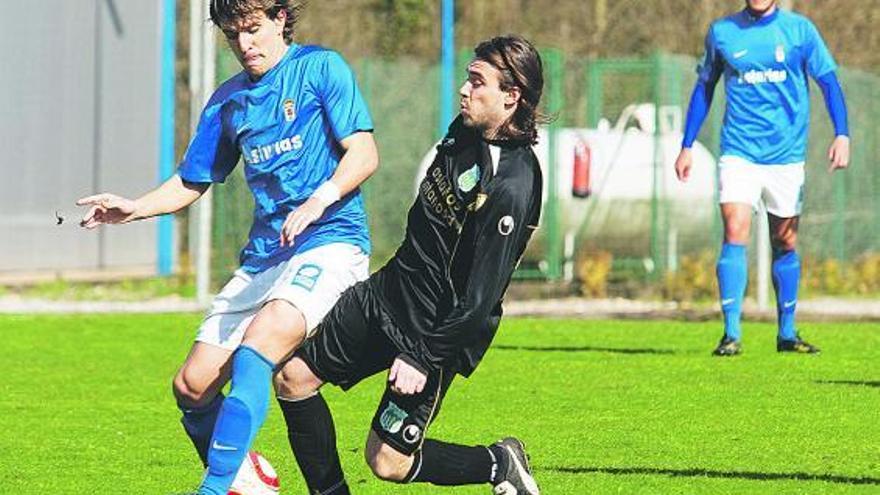 Israel, nuevo fichaje del Tuilla, presiona a Prosi, del Oviedo B, en un partido de la pasada temporada.