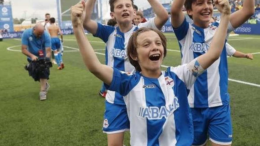 Los jugadores del Dépor celebran el pase a semifinales .