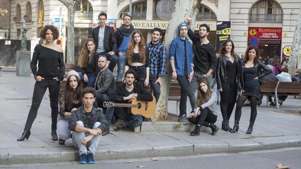 Los actores del musical Rent posan en la Rambla del Poblenou, delante del Casino L¿Aliança, donde estrenan el próximo 26 de enero