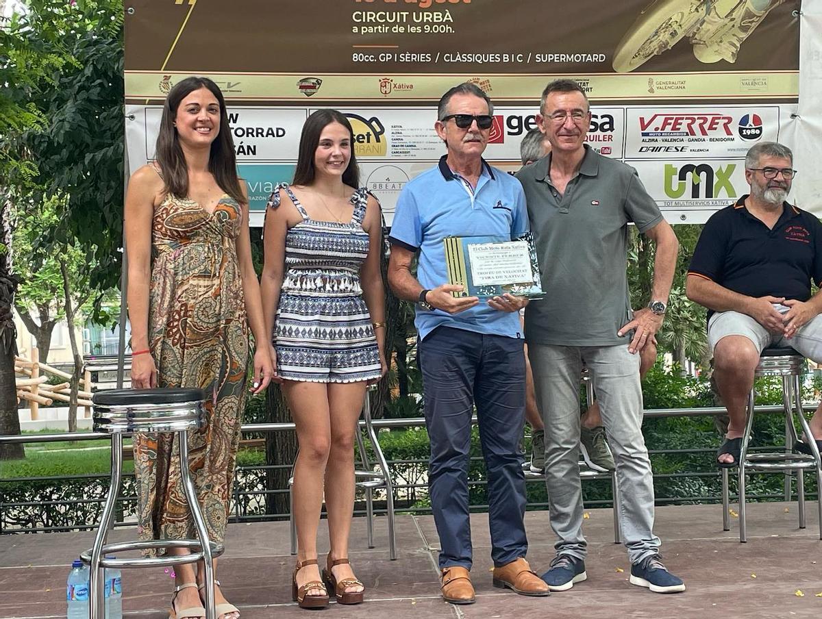 Vicent Ferrer recibe la placa en el homenaje que recibió en el acto.