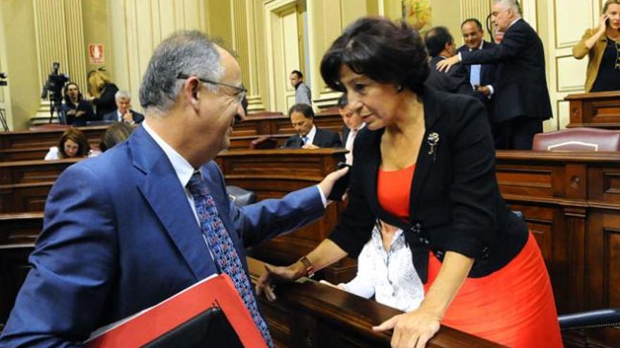 Francisco Hernández Spínola saluda a la consejera de Cultura y Bienestar Social, Inés Rojas, en el Parlamento. i EFE