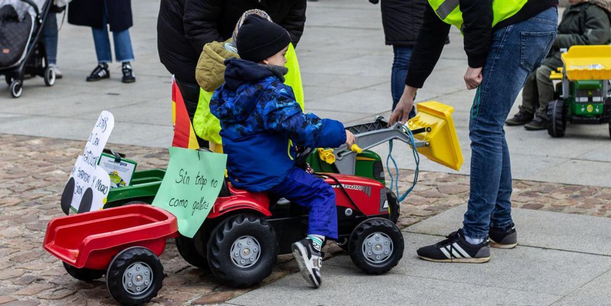 Simbólica y simpática tractorada infantil en la plaza de la Constitución en apoyo del sector agrario 