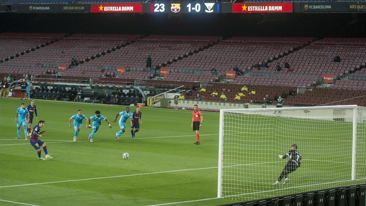 Messi marca de penalti el 2-0 al Leganés en el Camp Nou.