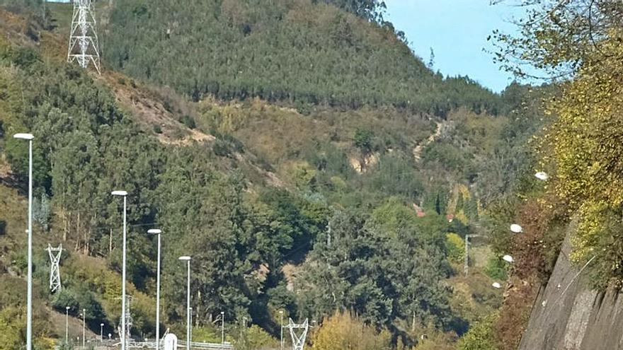 La carretera entre Figaredo y Ujo, una de las infraestructuras que aparecen en el documento de obras de mejora elaborado por los vecinos.