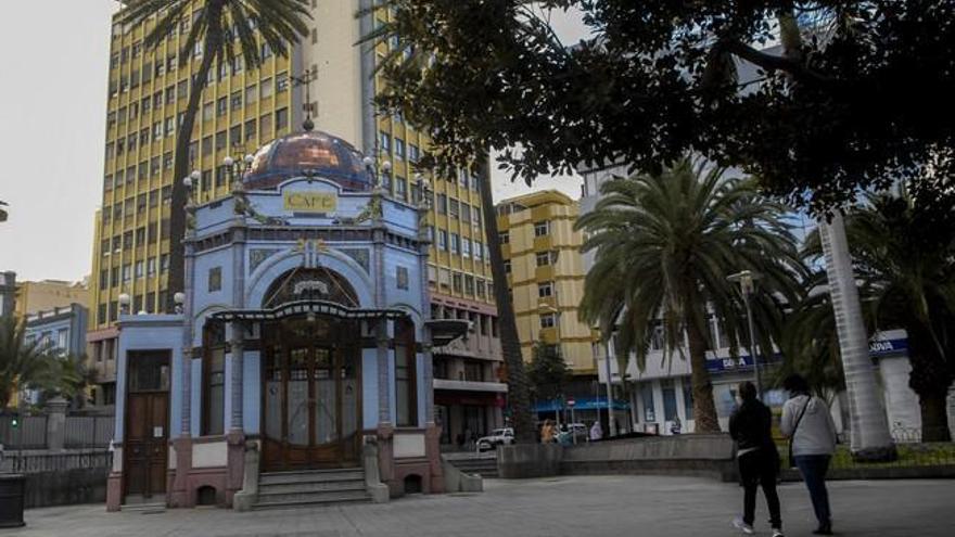 Una colisión con varios vehículos provoca importantes retenciones en la Avenida Marítima