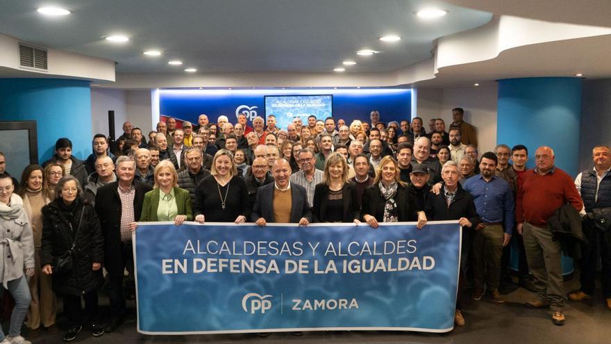 Alcaldes, cargos públicos y orgánicos del PP, en la foto de familia tras la rúbrica del documento. | José Luis Fernández