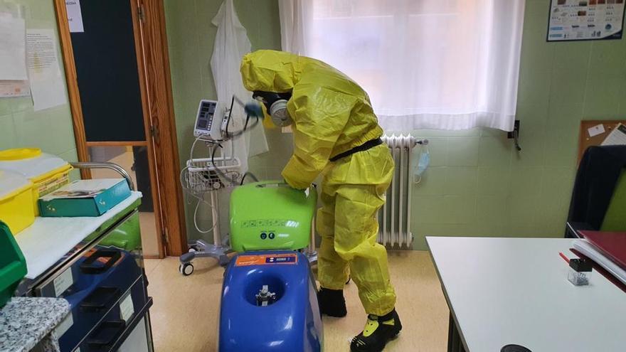 Un soldado del Gietma pertrechado con un EPI especial desinfecta la consulta médica en la Residencia Pintor Sala de Alcoi.
