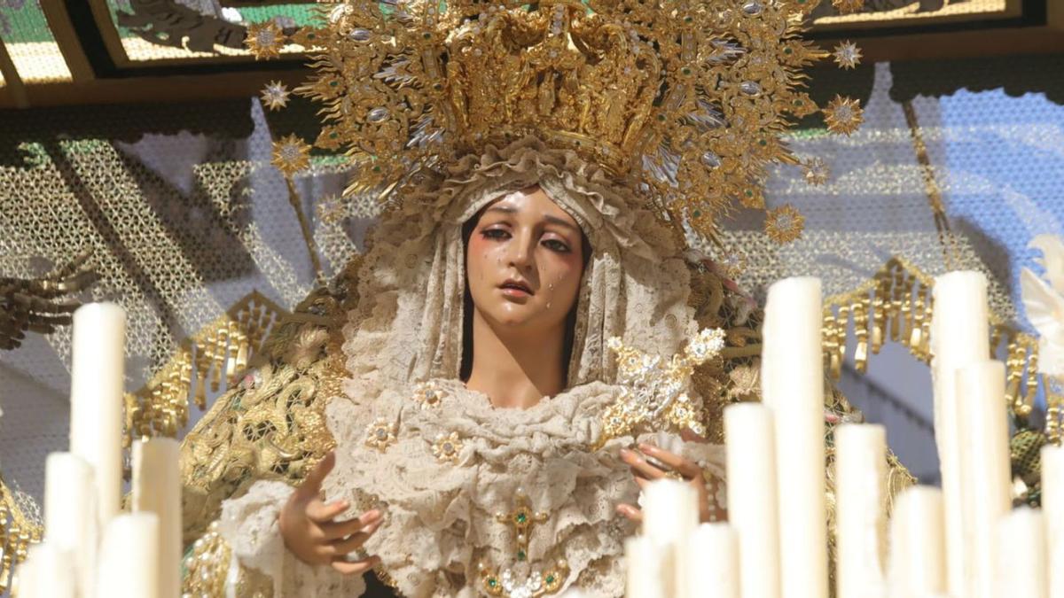 La Virgen de la Esperanza, en su paso de palio, en la tarde del Domingo de Ramos.