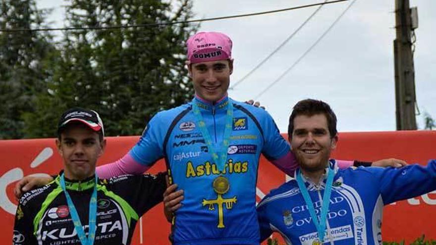 Daniel Viejo, en el centro, entre Juan García, a la izquierda, y Mauro Rato.