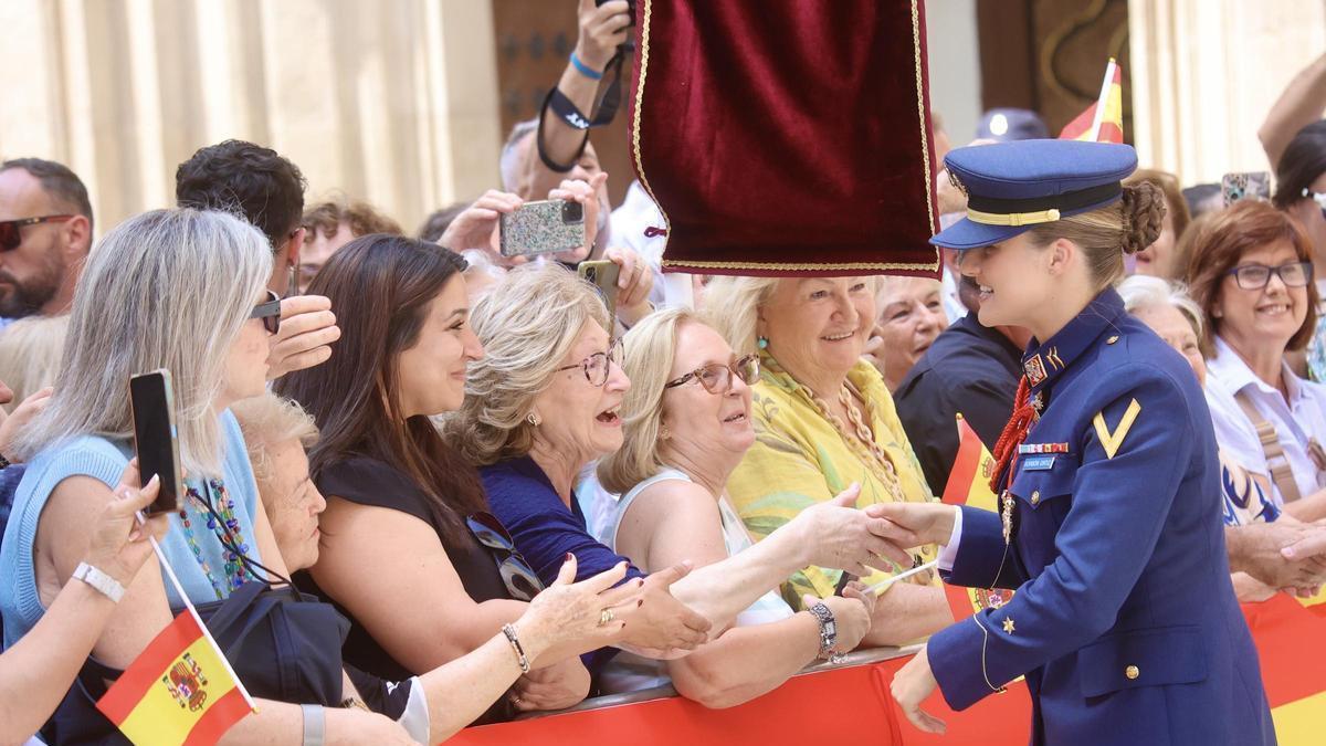 Vecinos de Murcia, saludando a la princesa Leonor