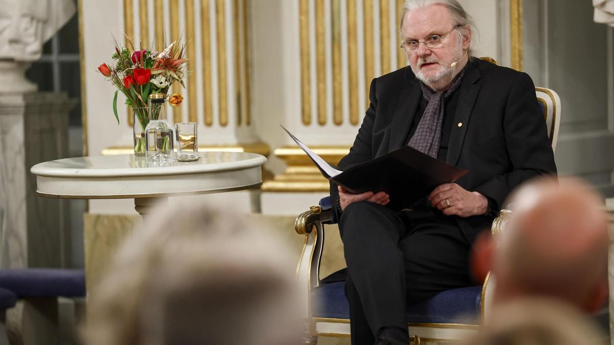 El premio Nobel de literatura 2023, el noruego Jon Fosse, lee su discurso de aceptación del galardón.