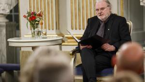 El premio Nobel de literatura 2023, el noruego Jon Fosse, lee su discurso de aceptación del galardón.