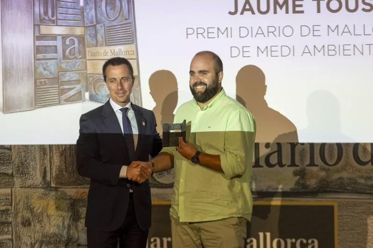 Jaume Tous Amengual erhält den Solidaritätspreis der Zeitung „Diario de Mallorca“, der ihm von Llorenç Galmés, dem Präsidenten des Inselrats, überreicht wird