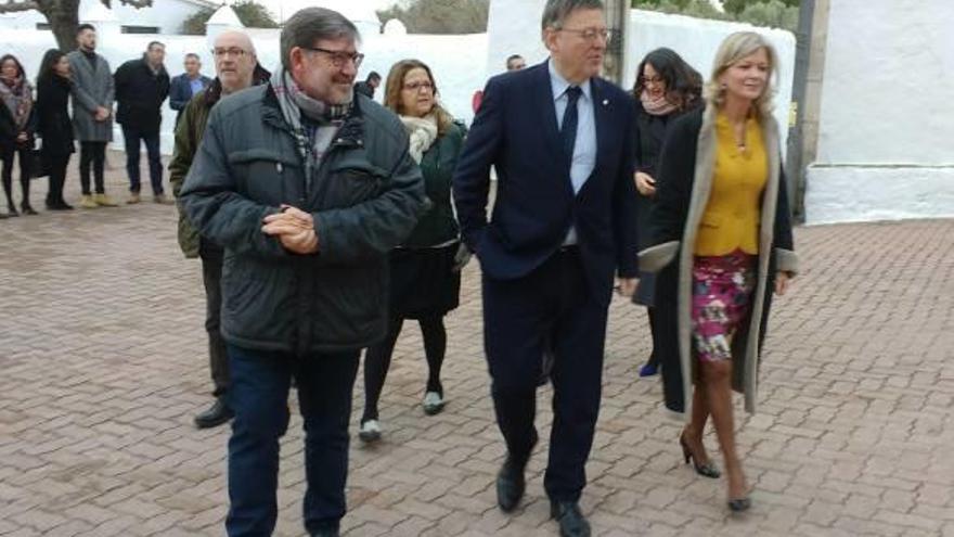 Puig y otros miembros del Consell, ayer, en Vinaròs, junto al alcalde.