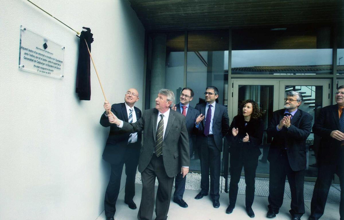 L’exalcalde de Bescanó, Xavier Soy, durant la inauguració del teatre després de la remodelació.