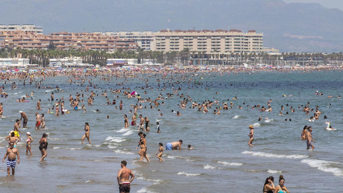 Vista general de las playas de València este domingo.