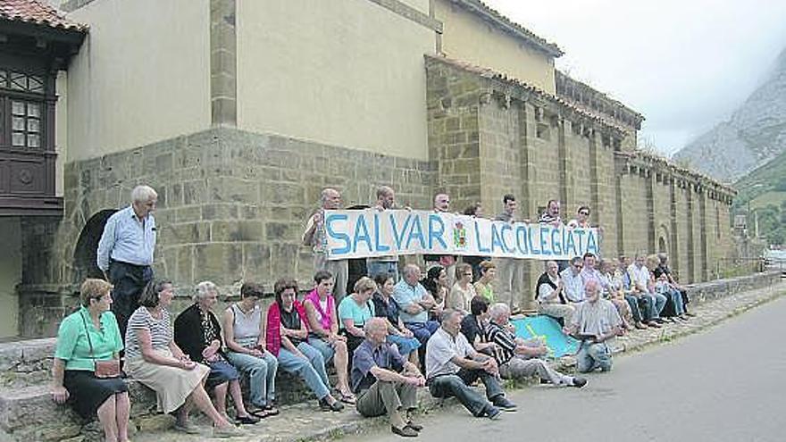 Los vecinos, ayer, durante su concentración en el entorno de la colegiata de San Pedro de Teverga.