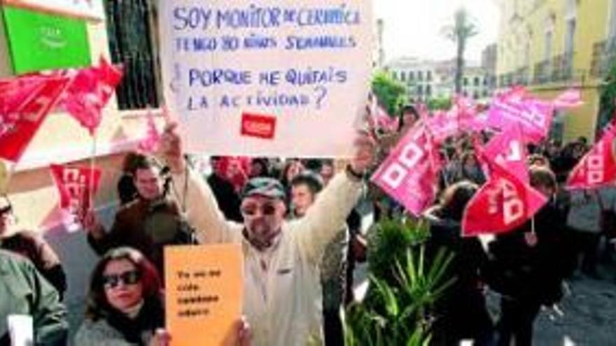 &quot;Los monitores también educamos&quot;[antetit.107]LOS SINDICATOS EXIGEN NEGOCIAR CON LA CONSEJERIA PARA MODIFICAR LAS CLASES DE TARDE, PERO NO RECORTAR