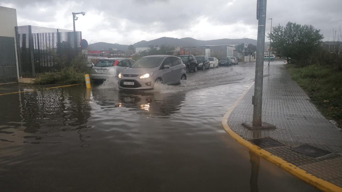 La entrada al barrio de Can Bonet, en Sant Antoni, inundada.