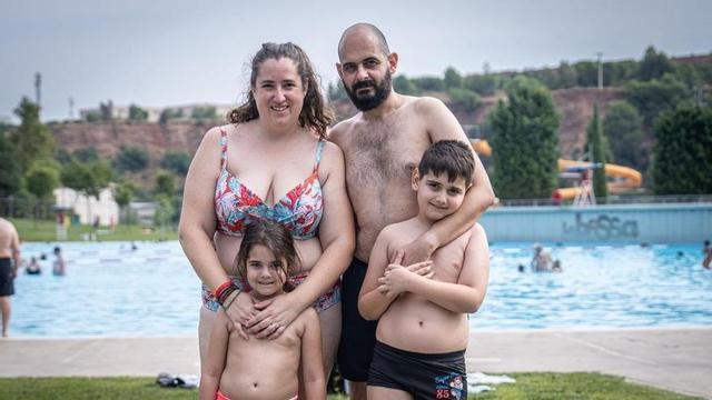 El Miquel i la Mireia i els seus fills s’han traslladat des de Badalona fins a Sabadell per banyar-se a La Bassa.