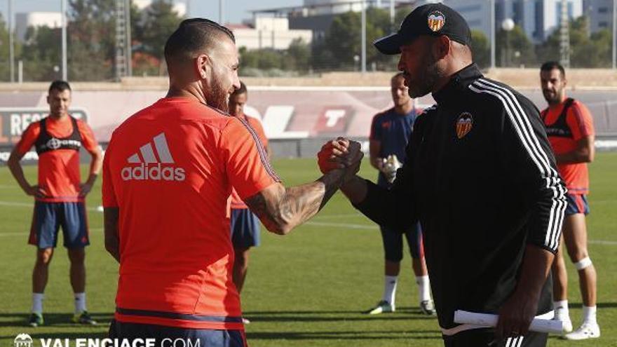 Otamendi y Nuno se saludan.