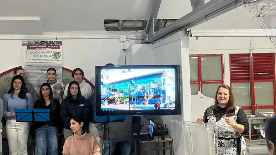 La alcaldesa de Cangas, en los cien años de la plaza de abastos.