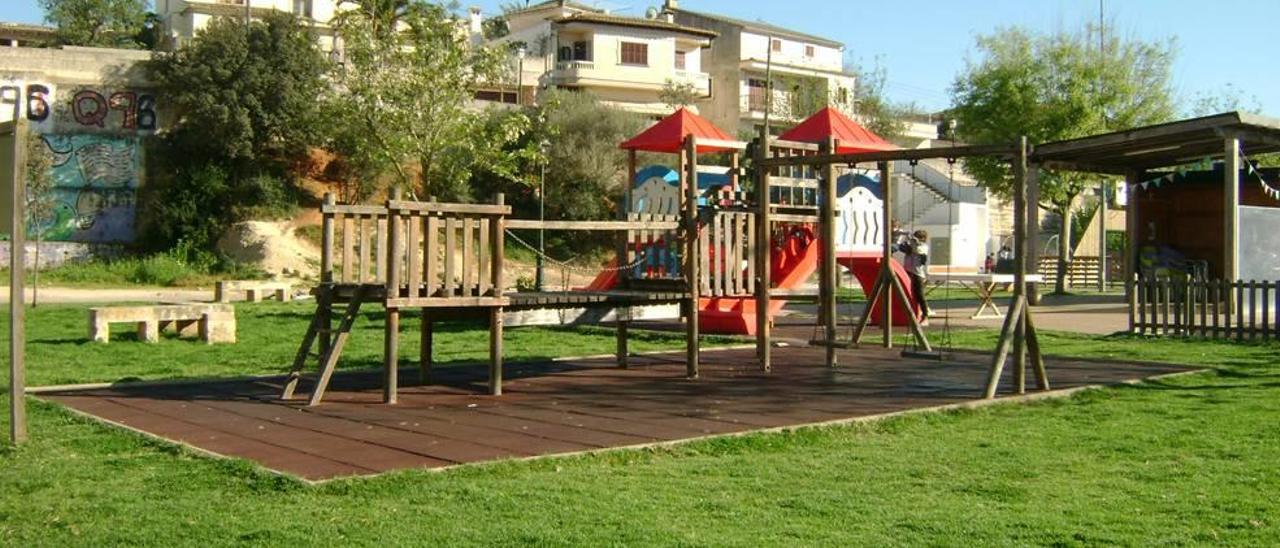 Vista general de las instalaciones de juegos para los niños, ubicadas en el privilegiado espacio de la plaza del Mercat.