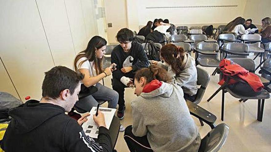 Estudiants realitzant una prova pràctica, divendres, a la Facultat de Ciències.