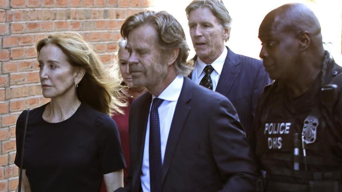 La actriz Felicity Huffman y su marido llegan al juzgado para recibir la sentencia, este viernes.