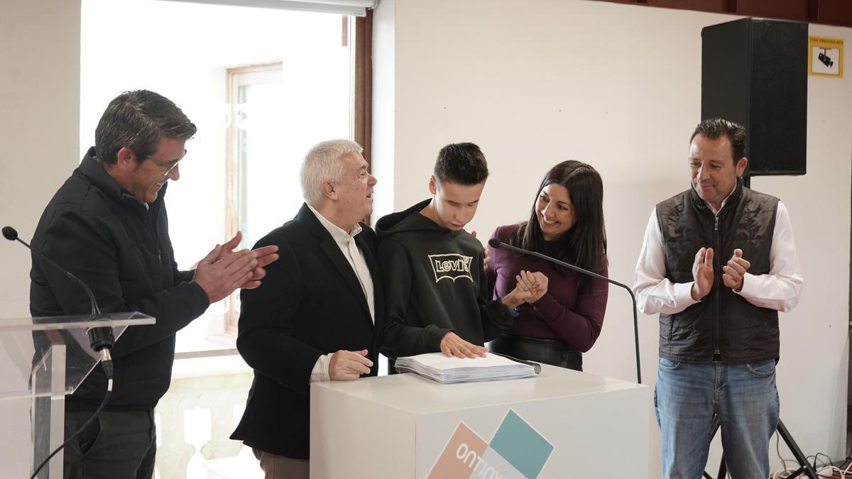 Un instante de  lectura inaugural del texto en braille a cargo de Pau Segura, en el Palau de la Vila de Ontinyent.