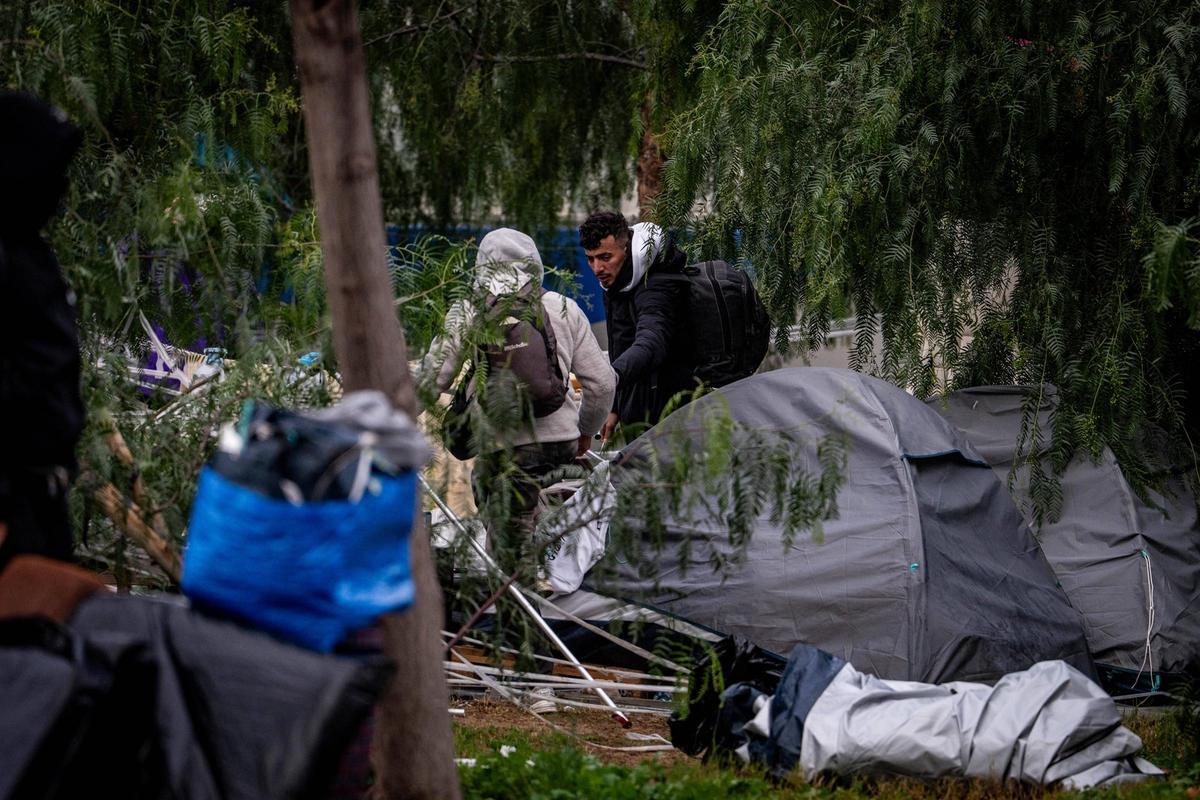 Barcelona desaloja el campamento de la Zona Franca Barcelona desaloja el campamento de la Zona Franca