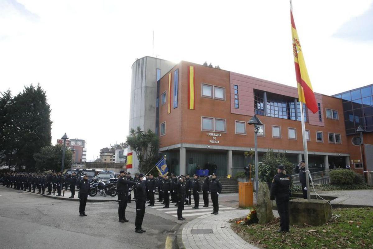 Agentes ante la Comisaría de El Natahoyo en los actos del 200.º aniversario. | Ángel González