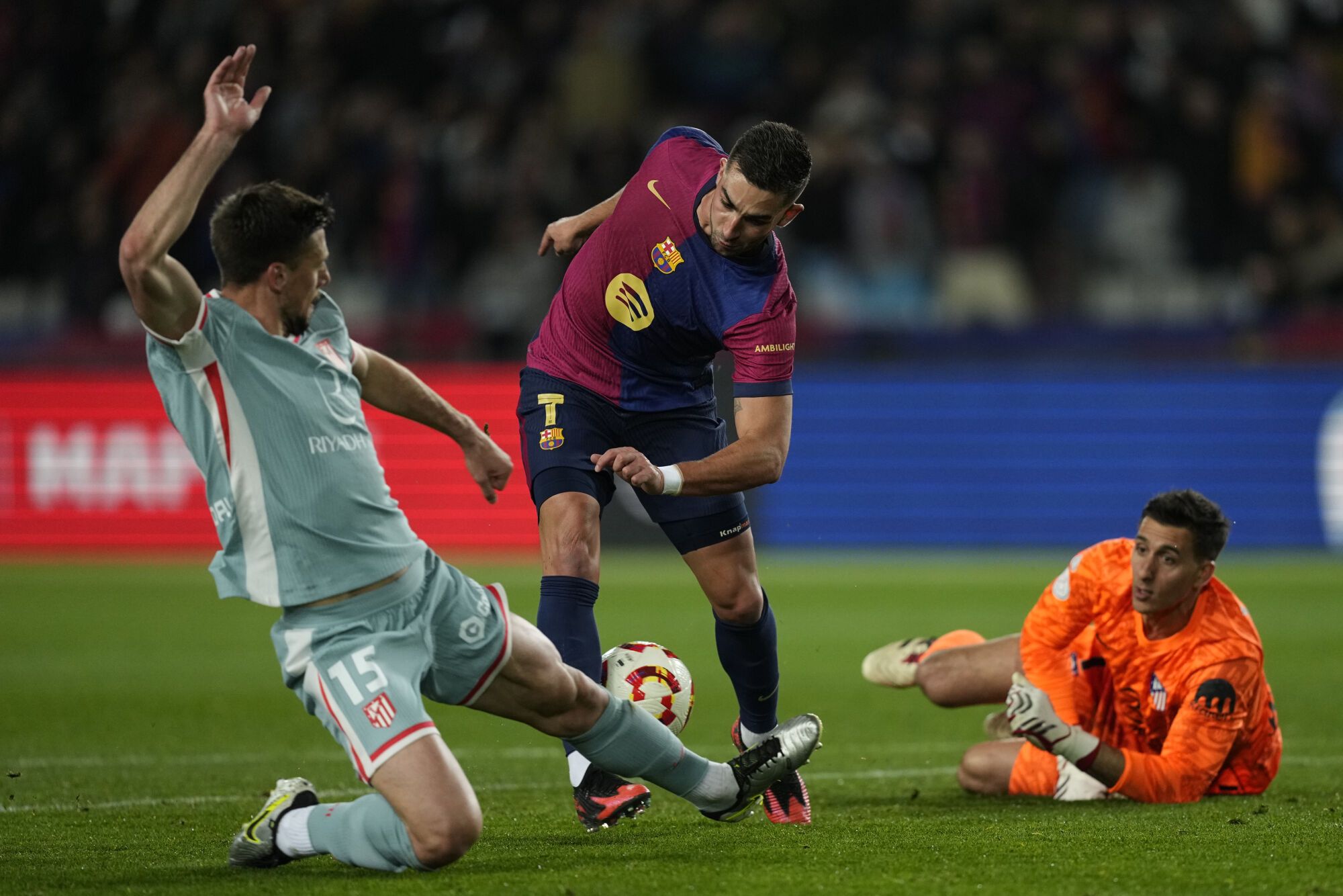 Barcelona, ​​25/25/2025.- El delantero de Barcelona Ferrán Torres (C) juega una pelota entre Clement Lenglet (I) y el portero Juan Musso, ambos de Atlético, durante el primer tramo de las semifinales de la Copa del Rey que FC El Barcelona y el Atlético de Madrid juegan el martes en el estadio olímpico de Lluis Company. Efe/Enric Fontcuberta