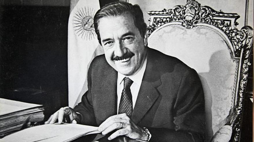 El presidente de Argentina Raúl Ricardo Alfonsín trabaja en el despacho presidencial de la Casa Rosada de la ciudad de Buenos Aires, el 10 de diciembre de 1983 fecha en que asumió el cargo.Sin grandes actos y en un clima de protestas, Argentina conmemorará este miércoles los 25 años de la reimplantación de un Gobierno democrático al cabo de siete años y medio de una dictadura militar que dejó miles de desaparecidos.