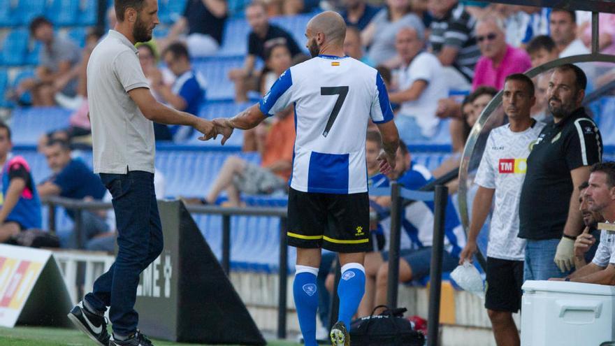 Chechu Flores se retira del campo lesionado