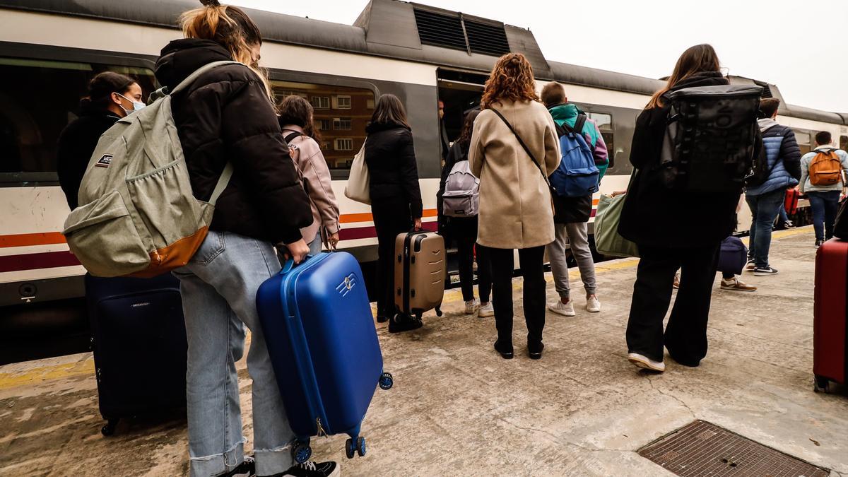 Pasajeros subiendo a un tren de media distancia en la estación de Alcoy.