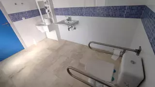 El Ayuntamiento instala un aseo adaptado para personas ostomizadas en las Oficinas Municipales del edificio Metropole