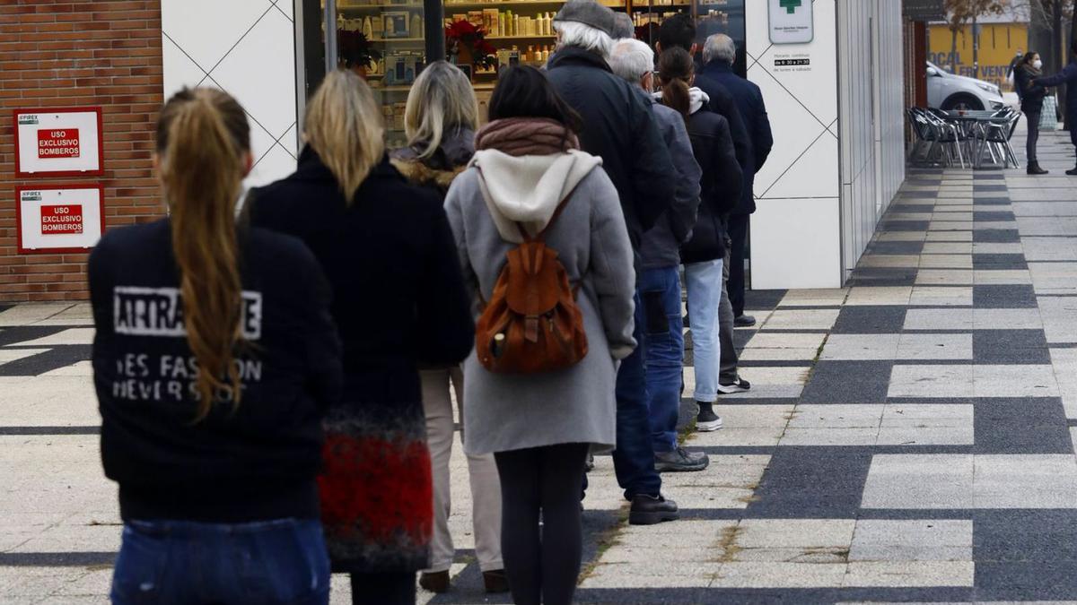 Filas para comprar test de antígenos, la pasada semana, en la capital aragonesa. | JAIME GALINDO