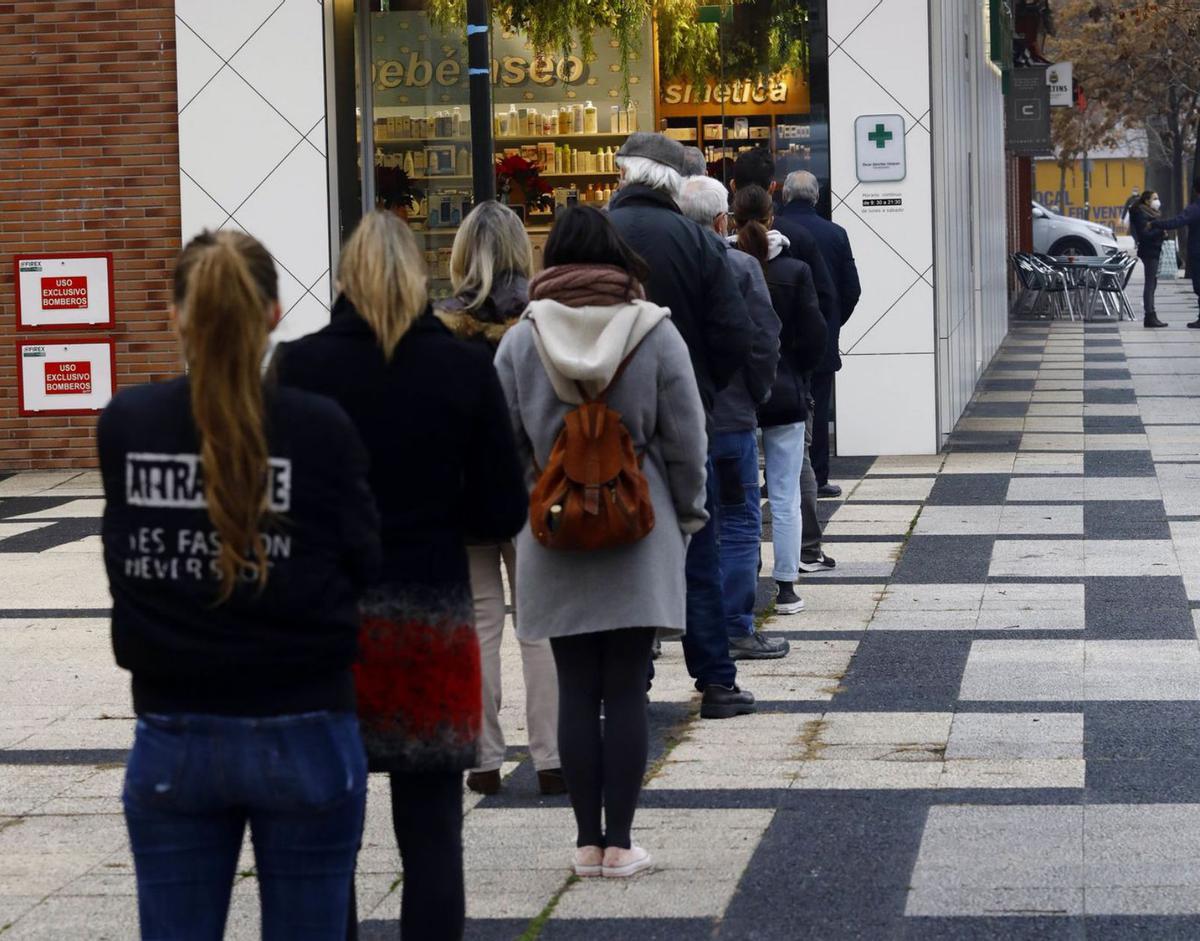 Filas para comprar test de antígenos, la pasada semana, en la capital aragonesa. | JAIME GALINDO