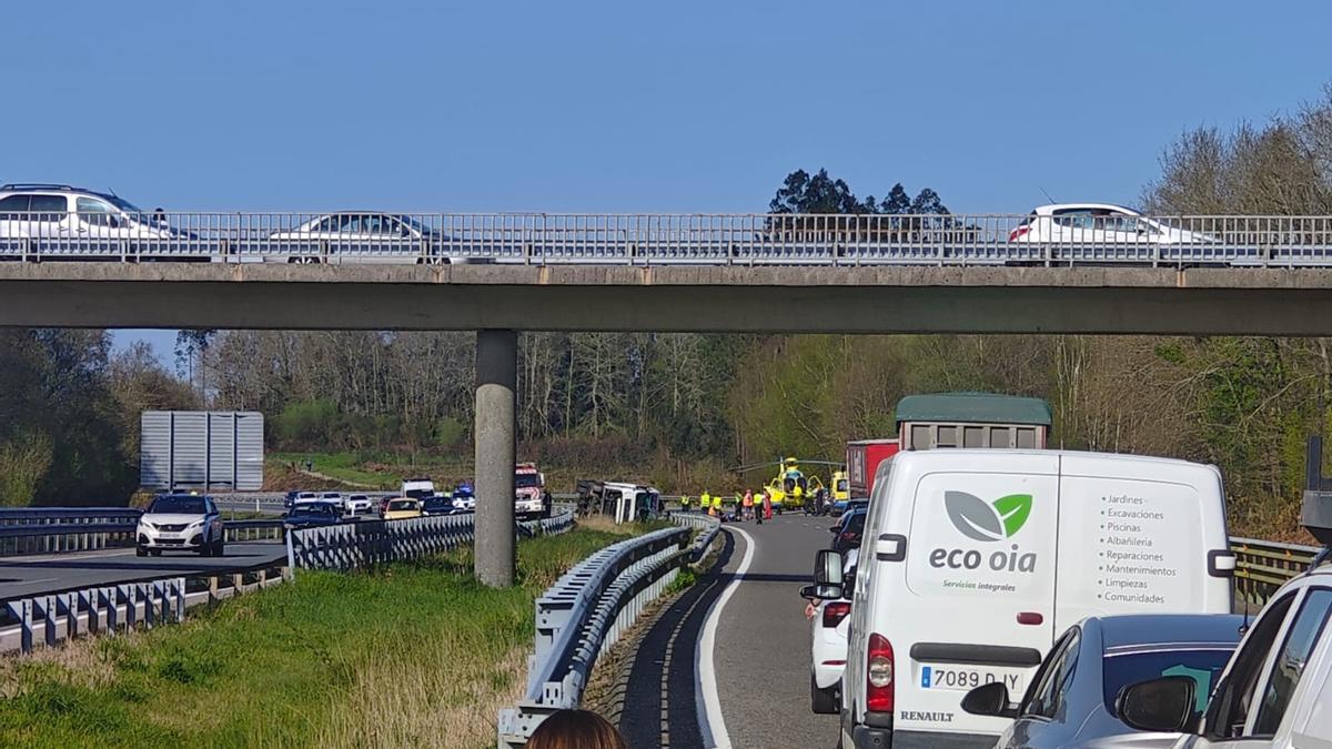 Aparatoso accidente de un camión en la AP-9 que causa retenciones de tráfico a su paso por Oroso